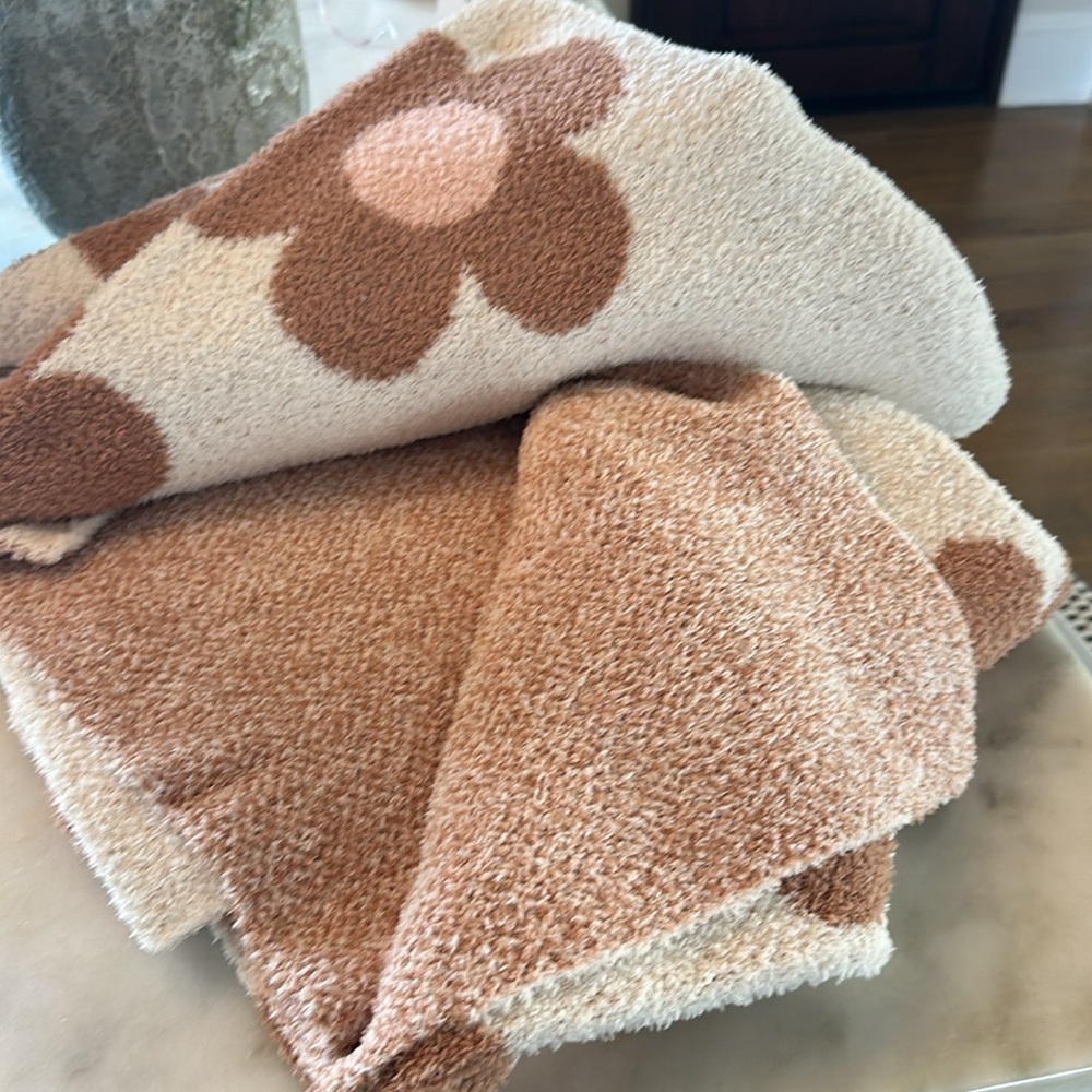 NEW Large Cozy Daisy Blanket - Picture 3 of 8